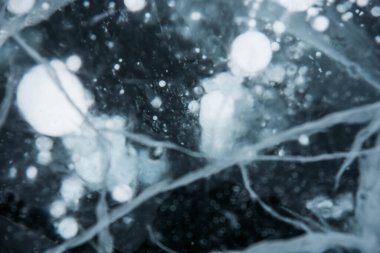 Buz dokusu yakın plan. Sibirya 'daki donmuş Baykal Gölü. Hava ve metan baloncukları ile güzel kırılmış buz. 