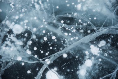 Buz dokusu yakın plan. Sibirya 'daki donmuş Baykal Gölü. Hava ve metan baloncukları ile güzel kırılmış buz. 