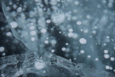 Buz dokusu yakın plan. Sibirya 'daki donmuş Baykal Gölü. Hava ve metan baloncukları ile güzel kırılmış buz. 