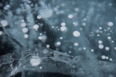 Buz dokusu yakın plan. Sibirya 'daki donmuş Baykal Gölü. Hava ve metan baloncukları ile güzel kırılmış buz. 