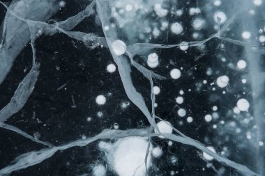 Buz dokusu yakın plan. Sibirya 'daki donmuş Baykal Gölü. Hava ve metan baloncukları ile güzel kırılmış buz. 