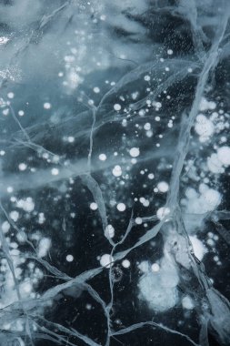 Buz dokusu yakın plan. Sibirya 'daki donmuş Baykal Gölü. Hava ve metan baloncukları ile güzel kırılmış buz. 