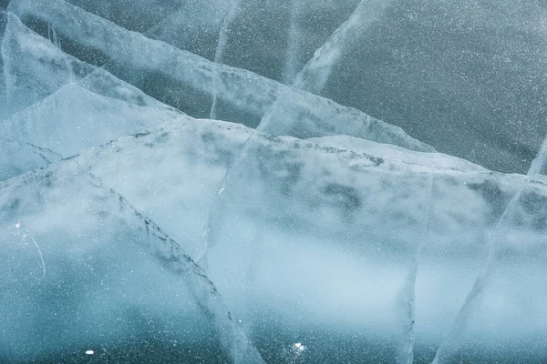 氷の質感を閉じます シベリアの凍ったバイカル湖 空気とメタンの泡で美しい割れた氷 — ストック写真