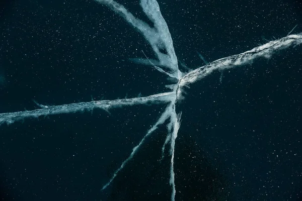 Buz dokusu yakın plan. Sibirya 'daki donmuş Baykal Gölü. Hava ve metan baloncukları ile güzel kırılmış buz. 