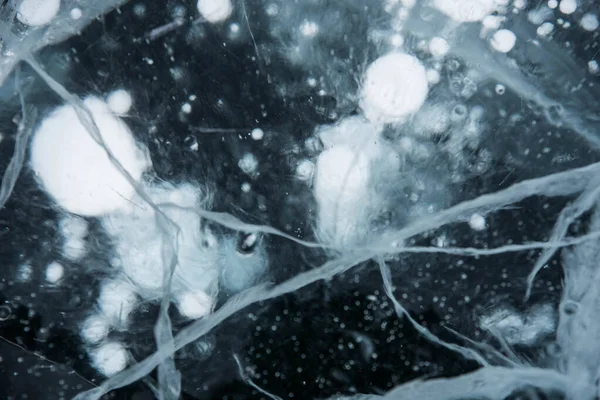 Buz dokusu yakın plan. Sibirya 'daki donmuş Baykal Gölü. Hava ve metan baloncukları ile güzel kırılmış buz. 