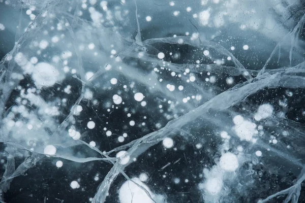 Buz dokusu yakın plan. Sibirya 'daki donmuş Baykal Gölü. Hava ve metan baloncukları ile güzel kırılmış buz. 