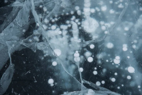 Buz dokusu yakın plan. Sibirya 'daki donmuş Baykal Gölü. Hava ve metan baloncukları ile güzel kırılmış buz. 
