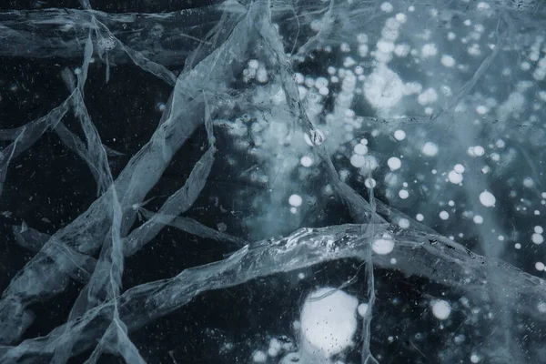 Buz dokusu yakın plan. Sibirya 'daki donmuş Baykal Gölü. Hava ve metan baloncukları ile güzel kırılmış buz. 