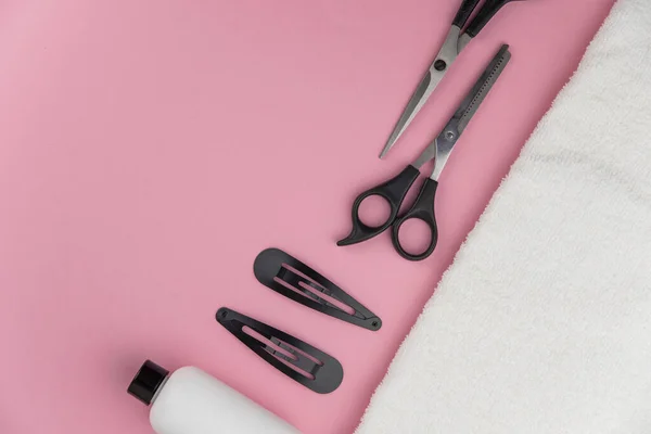 Professioneel Kappersgereedschap Met Kopieerruimte Haarstylist Apparatuur Ingesteld Roze Achtergrond Schaar — Stockfoto