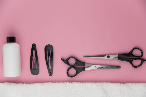 Professioneel Kappersgereedschap Met Kopieerruimte Haarstylist Apparatuur Ingesteld Roze Achtergrond Schaar — Stockfoto