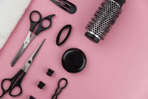 Professioneel Kappersgereedschap Met Kopieerruimte Haarstylist Apparatuur Ingesteld Roze Achtergrond Schaar — Stockfoto
