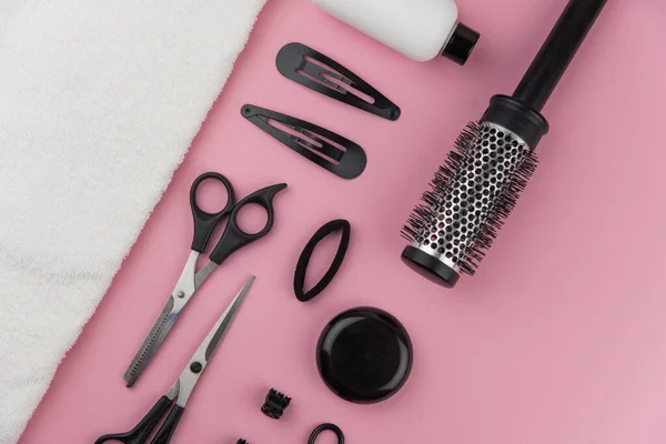 Professioneel Kappersgereedschap Met Kopieerruimte Haarstylist Apparatuur Ingesteld Roze Achtergrond Schaar — Stockfoto