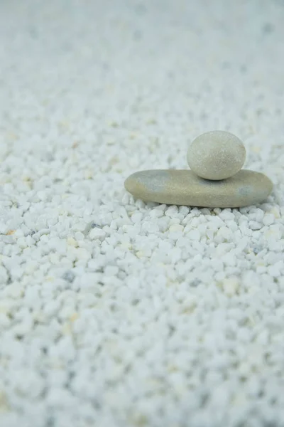 Gri Beyaz Zen Çakıl Taşı Piramitleri Beyaz Zemin Üzerinde Meditasyon — Stok fotoğraf