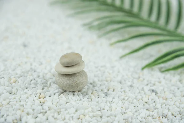 Gri Beyaz Zen Çakıl Taşı Piramitleri Beyaz Zemin Üzerinde Meditasyon — Stok fotoğraf