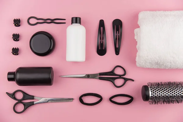 Professioneel Kappersgereedschap Met Kopieerruimte Haarstylist Apparatuur Ingesteld Roze Achtergrond Schaar — Stockfoto