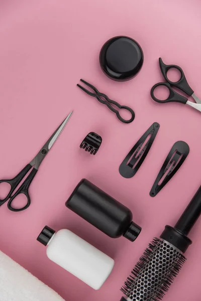 Professioneel Kappersgereedschap Met Kopieerruimte Haarstylist Apparatuur Ingesteld Roze Achtergrond Schaar — Stockfoto