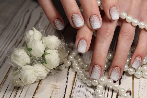 Manicura Blanca Con Patrón Collar —  Fotos de Stock