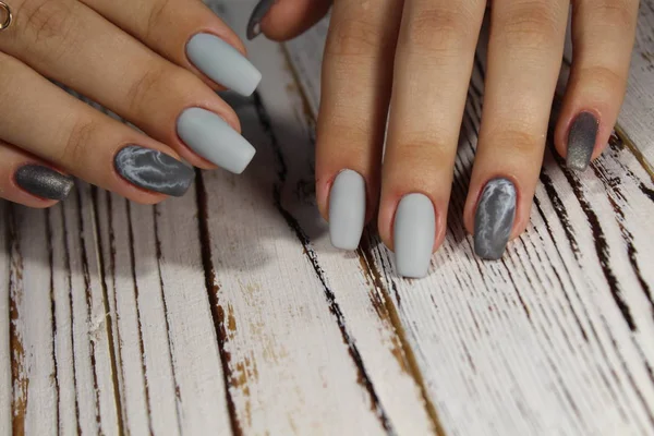 Bella Manicure Grigio Con Modello — Foto Stock