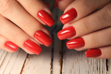 Güzel tırnak tasarım arka plan üzerinde eller üzerinde.