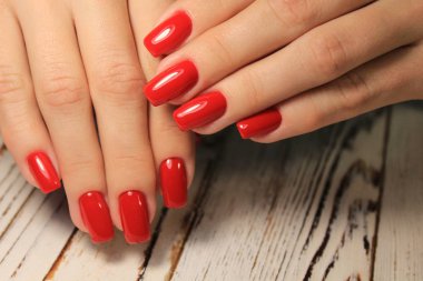 Güzel bir dokusal arka planda moda manikür tasarımı.