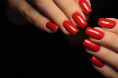 Güzel bir dokusal arka planda moda manikür tasarımı.