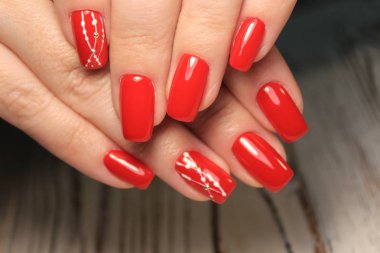 Güzel bir dokusal arka planda moda manikür tasarımı.