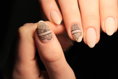 modaya uygun doku arka plan üzerinde göz alıcı güzel manikür