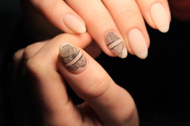 güzel jel cila manikür moda dokulu bir arka plan üzerinde