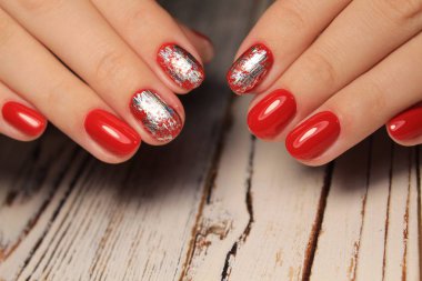 Güzel bir dokusal arka planda moda manikür tasarımı