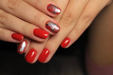 Güzel bir dokusal arka planda moda manikür tasarımı