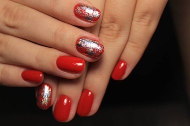 Güzel tırnak tasarım arka plan üzerinde eller üzerinde