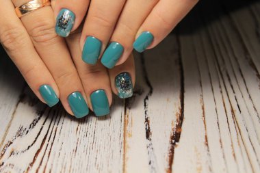 Güzel tırnak tasarım arka plan üzerinde eller üzerinde