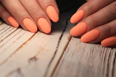 Güzel tırnak tasarım arka plan üzerinde eller üzerinde