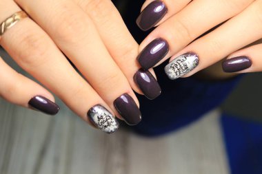 modaya uygun doku arka plan üzerinde göz alıcı güzel manikür