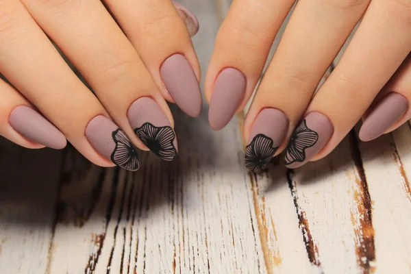 Schöne Nageldesign Auf Weiblichen Händen Auf Dem Hintergrund — Stockfoto