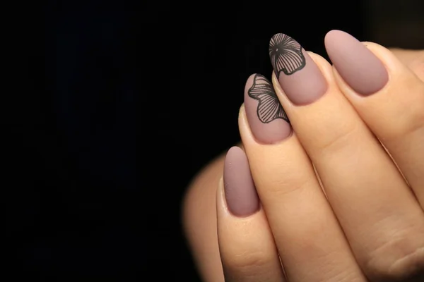 背景の女性の手で美しい爪のデザイン — ストック写真