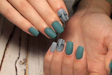 modaya uygun doku arka plan üzerinde uzun tırnaklar manikür