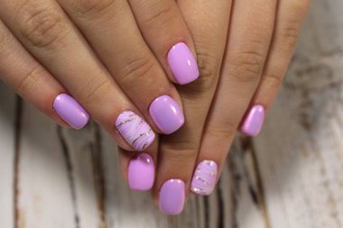 modaya uygun doku arka plan üzerinde göz alıcı güzel manikür