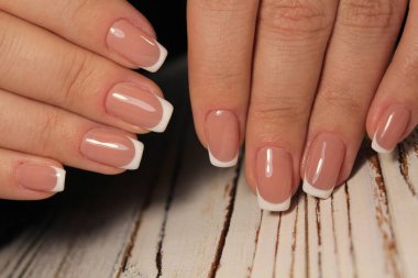 trendy dokulu bir arka plan üzerinde güzel ışık manikür