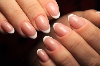 trendy dokulu bir arka plan üzerinde güzel ışık manikür