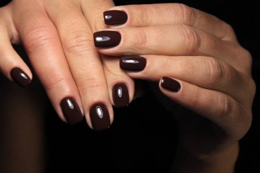 Beyaz dokusal arka plan üzerinde moda manikür çivi
