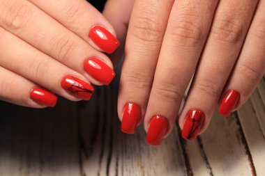 Beyaz dokusal arka plan üzerinde moda manikür çivi