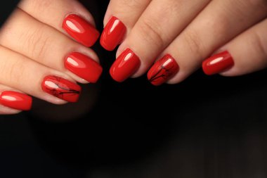 Beyaz dokusal arka plan üzerinde moda manikür çivi