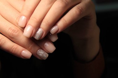güzel moda manikür uzun çivi bir tasarım ile