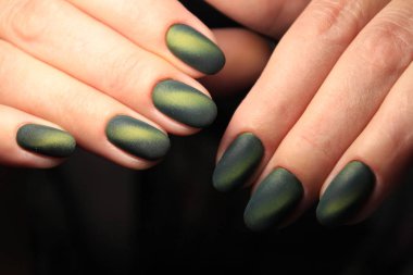 güzel jel cila manikür moda dokulu bir arka plan üzerinde