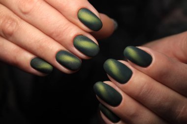 Beyaz dokusal arka plan üzerinde moda manikür çivi