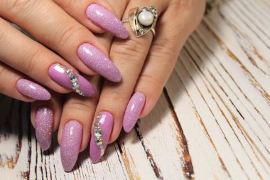 güzel jel cila manikür moda dokulu bir arka plan üzerinde