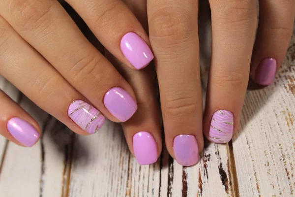 Manicure Met Lange Nagels Achtergrond Van Een Trendy Textuur — Stockfoto