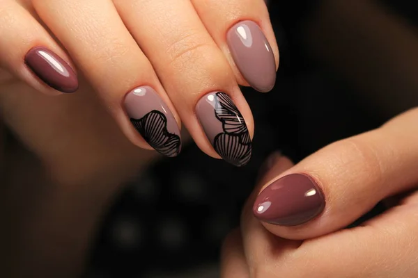Manicure Met Lange Nagels Achtergrond Van Een Trendy Textuur — Stockfoto