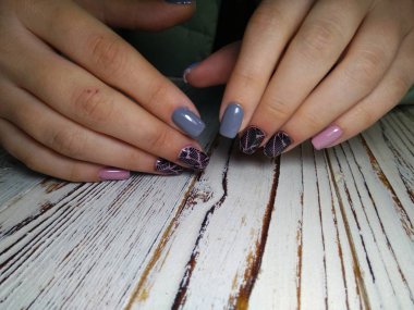 Güzel tırnak tasarım arka plan üzerinde eller üzerinde.